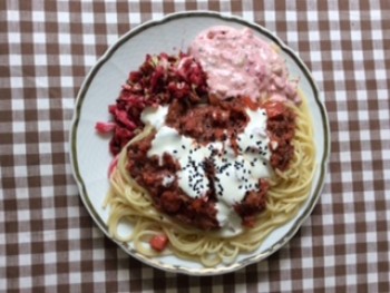 24.5.spagety-s-omackou--salatem-a-tatarskou.jpg
